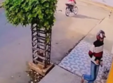Momento em que o executor adentra o mercantil em Aurora com arma em punho e o comparsa o aguarda numa moto mais adiante